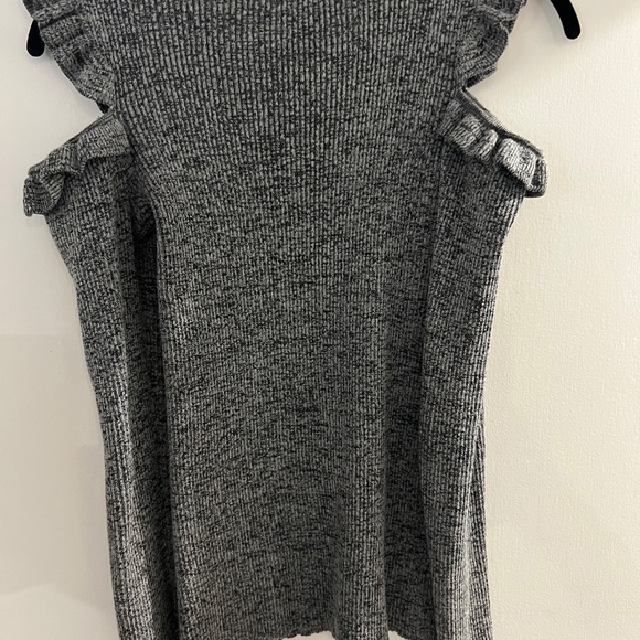 Cold shoulder sweater - Picture 2 of 3